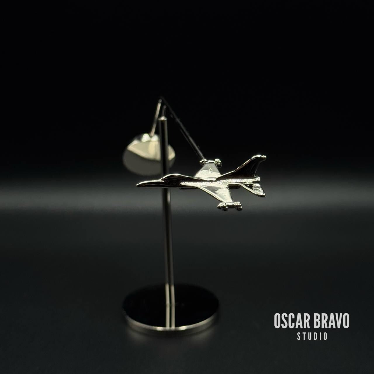 F-16 Falcon Desktop Model – F16 Jet Decor for Pilot Gifts & Displays OSCAR BRAVO STUDIO