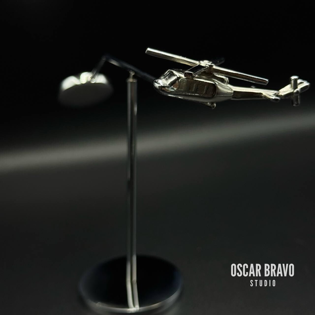 UH-60 Blackhawk Balance Model – Chrome Helicopter Desk Sculpture – Skorsky Gift for Pilots & Aviation Enthusiasts OSCAR BRAVO STUDIO