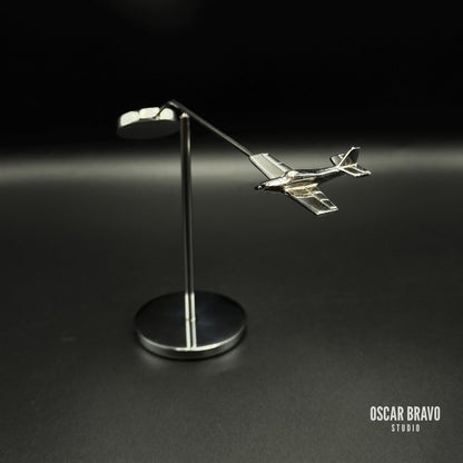 PA-28 Piper Kinetic Balance Model | Chrome Aircraft Sculpture, Pilot Gift OSCAR BRAVO STUDIO